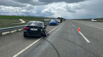 Elazığ'da otomobil bariyerlere çarptı : 4 yaralı
