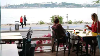 Türkiye'deki bir kafe, insanların yeniden birbirleriyle konuşması için dizüstü bilgisayarları yasakladı