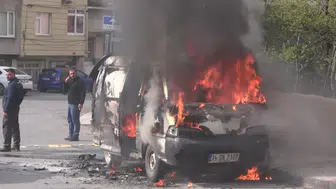 Ataşehir'de park halindeki minibüs alev alev yandı