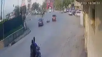 Adana’da otomobilin çarptığı elektrikli bisiklet ikiye bölündü