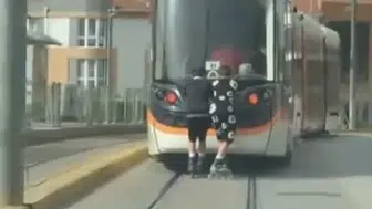 Eskişehir’de tramvayın arkasına tutunan patenli çocuklar kamerada