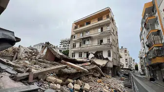 Mersin'de müteahhit mağduriyeti : Kontrollü bina yıkımında yan evi de yıktılar