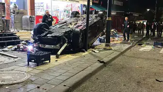 Sivas'ta kontrolden çıkan otomobil iş yerlerine çarparak devrildi