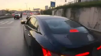 Pendik'te yaya geçidinde yavaşlamayan otomobil sürücüsüne ceza yağdı