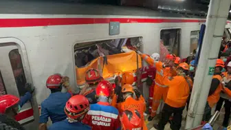 Endonezya’da yolcu trenleri çarpıştı : Çok sayıda ölü ve yaralı