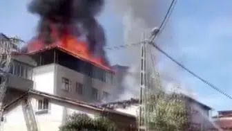 Sultanbeyli’de çatı tadilatı yangına neden oldu : Alevler yan binaya sıçradı