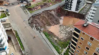 Balıkesir'de inşaat alanında panik ! Yağmur toprağı yumuşattı , göçük oluştu