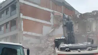 Üsküdar’da kentsel dönüşüm yıkımı faciaya dönüştü: Kepçe yan binanın duvarını yıktı