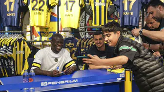 Fenerbahçeli N'Golo Kante ve Levent Mercan, imza gününde taraftarlarla buluştu