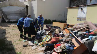 Mersin’de sahipleri ölen evden bir kamyon çöp çıktı