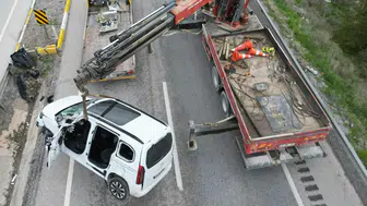 Afyonkarahisar’da feci kaza : Refüje girip yan yatan araçta 1 ölü, 2 yaralı