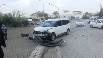 Antalya'da otomobil ve hafif ticari araç çarpıştı : Bir sürücü yaralandı