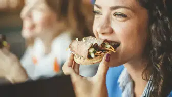 Bu hatayı herkes yapıyor: Yemek yerken sakın bunu yapmayın