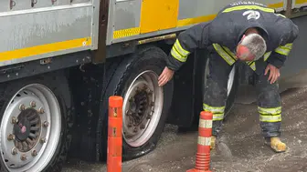 Eskişehir'de seyir halindeki tırın lastiği patladı : Tır, yanmaktan son anda kurtuldu
