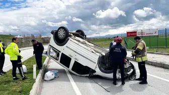 Muş’ta hafif ticari araç takla attı : Sürücü yaralandı