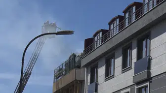 Üsküdar’da 5 katlı binanın çatısında yangın çıktı