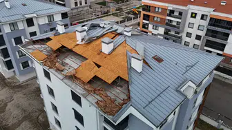 Eskişehir’de fırtına çatı uçurdu : Sac parçaları binalara mermi gibi saplandı