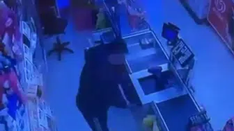 Bursa Gemlik'te market hırsızlığı : Nakit para ile sigara çalan şüpheli aranıyor