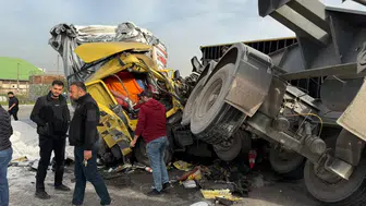 Hatay'da 2 tırın çarpıştığı kazada 3 kişi yaralandı