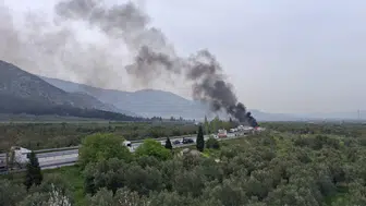Manisa'da otomobil önce kaza yaptı sonra yandı