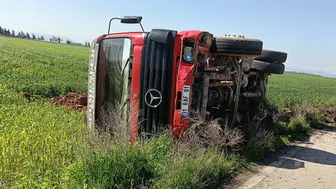 Hatay Kumlu yolunda kaza : Kontrolden çıkan tır şarampole devrildi