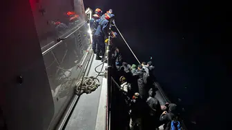 İzmir Urla açıklarında lastik botta 21 göçmen yakalandı