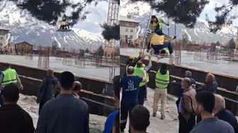 Hakkari'de iş kazası : Kafasına pompa borusu düşen işçi yaralandı