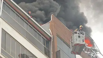 8 katlı binada yangın çıktı : Can pazarında 2 işçi kurtarıldı