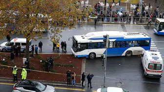 Diyarbakır'da öğrenci servisi ve belediye otobüsü çarpıştı : 3 yaralı