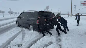 Bitlis'e kış geri döndü : Nisan ayında kar yağdı