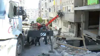 Güngören’de iş makinesi yokuş aşağı kaydı : 4 araç ve bina hasar gördü