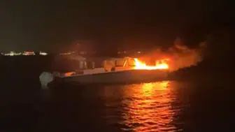 Kadıköy açıklarında can pazarı ! Haydarpaşa önünde yanan tekneden 4 kişi kurtarıldı