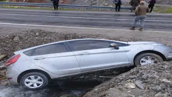 Hakkari'de otomobil kanala uçtu : 2 kişi yaralandı