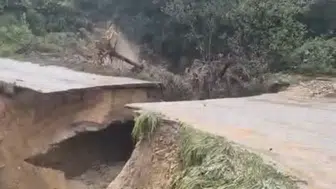 Mersin'de sağanak yağış sele neden oldu : Yol çöktü