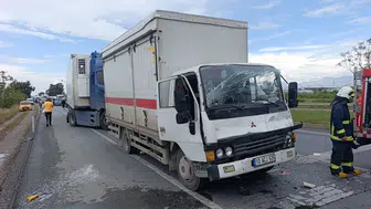 Antalya'da kamyon tıra çarptı : 2 kişi yaralandı