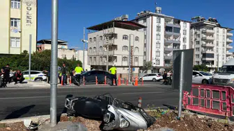 Kilis'te kamyonet ile çarpışan motosikletteki 3 kişi yaralandı