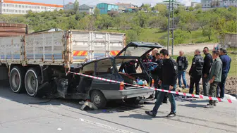 Kayseri kamyonun altına giren otomobilde anne öldü , oğlu yaralandı
