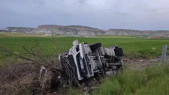 Ankara'da tır şarampole yuvarlandı : 1 kişi yaralandı