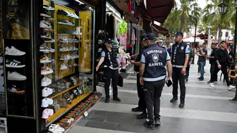 Kuşadası’nda sıfır işgaliye denetimi : Turistik çarşılarda kaldırım operasyonu