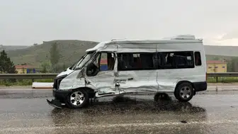 Ankara'da karşı şeride geçen tır, minibüse çarptı : 11 yaralı