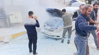 Diyarbakır'da seyir halindeki otomobil alev alev yandı