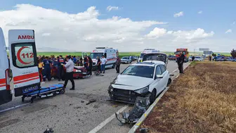 Konya'da iki otomobil çarpıştı, 5 kişi yaralandı