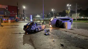 Kayseri Melikgazi'de otomobil park halindeki araca çarpıp yan yattı : 2 yaralı