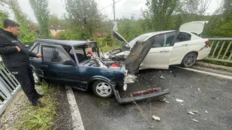Afyonkarahisar’da otomobiller kafa kafaya çarpıştı : 4 kişi yaralandı