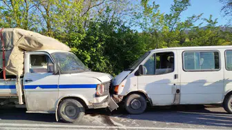 Bilecik'te kaza : 2 araç kafa kafaya çarpıştı