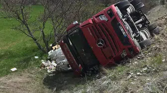 Erzincan'da kaza : Soda yüklü tır devrildi