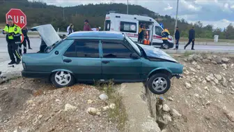 Kütahya Emet'te kavşakta iki otomobil çarpıştı : 3 kişi yaralandı