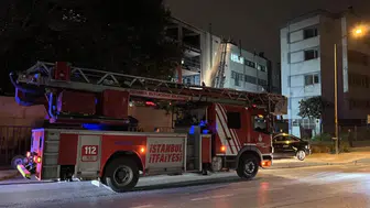Zeytinburnu’nda iş merkezinin çatısında yangın çıktı