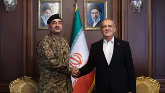 Pakistan Genelkurmay Başkanı Munir, İran Cumhurbaşkanı Pezeşkiyan ile görüştü