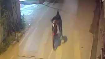 Adana'da hırsızlık anı kamerada : Çalınan motosikletinin peşinden koştu ama yetişemedi